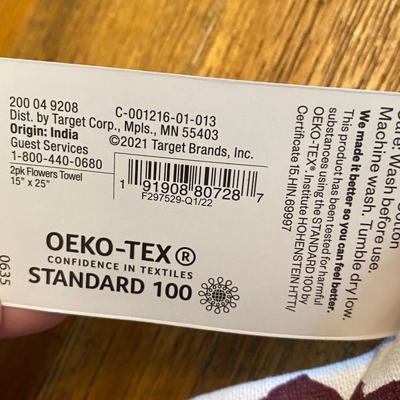 Room Essentials Burgundy & White Kitchen Towels. Total 6. Plus one oven mitt. - Picture 5 of 8